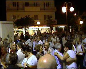 Via Tasso festa per i turisti degli alberghi, pensioni e hotel di Riccione